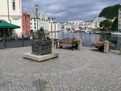 Alseund, Apoteketoget, Sidekona - Statue of the Herring woman Stock Footage