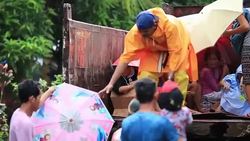 CLEAN : Tens of thousands flee Christmas Day typhoon in Philippines News Clip