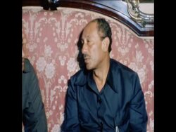 SYND 22 8 77 SUDANESE PRESIDENT NUMEIRI MEETS EGYPTIAN PRESIDENT SADAT IN ALEXANDRIA Instructional Video