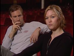 Julia Stiles and Aaron Eckhart star on West End stage Instructional Video