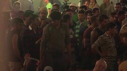 CLEAN : Migrants spend the night in Budapest train station News Clip