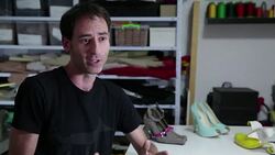 VOICED : Extravagantes zapatos de disenador israeli seducen a famosos News Clip