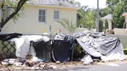 CLEAN : Asylum seekers storm UN refugee office in S.Africa News Clip