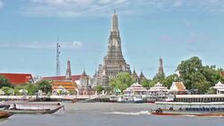 Wat arun temple with Chaopraya river Stock Footage