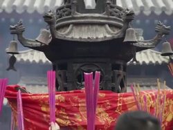 CU ZO Pilgrims raising joss sticks to touch tintinnabulum of cense burner pray for good luck during Chinese Lunar New Year at Taoist temple / xi'an, shaanxi, china Stock Footage