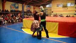 CLEAN : In Bolivia cholitas face off in the wrestling ring News Clip