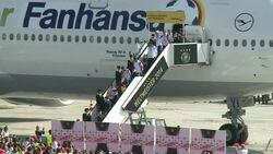 CLEAN : Jubilant crowds welcome home German World Cup heroes News Clip