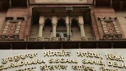A tilt view of Gurdwara Sis Ganj Sahib, a Sikh religious building, in Old Delhi Stock Footage