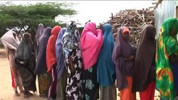 Drought-stricken Somalis prepare to break fast with food from aid centres Instructional Video