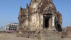 Thailand, Lopburi - Phra Prang Sam Yot Khmer Temple Instructional Video