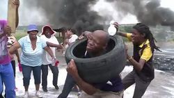 CLEAN : Rioters set South African townships ablaze News Clip