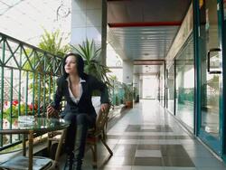 Girl in a mall Stock Footage