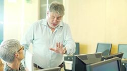 Business people meeting at computer in computer lab Stock Footage