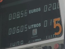 CU fuel pump running, showing delivery in liters and Euros Stock Footage