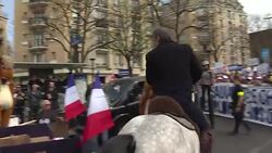 CLEAN : Horse racing professionals protest in Paris News Clip