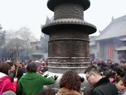 MS TD Pilgrims burning joss sticks to praying for good luck during Chinese Lunar New Year at Taoist temple / xi'an, shaanxi, china Stock Footage