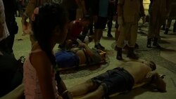 Muere bebé entre los 17 atropellados en playa de Río Instructional Video