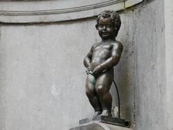 Bronze fountain figure of Manneken Pis (Le Petit Julien) in Brussels Stock Footage