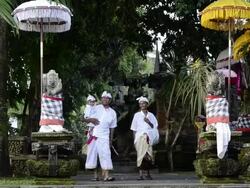 MS TD Grandfather, Father and Son in traditional clothes coming out of colorful decorated Pura Dalem Puri temple / Ubud, Bali, Indonesia Stock Footage