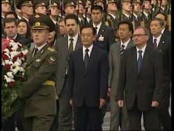 Wen Jiabao visits, lays wreath News Clip