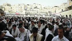 CLEAN : Jewish worshippers at Jerusalem Estern Wall for Passover News Clip