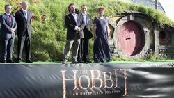 CLEAN : Middle Earth mania News Clip