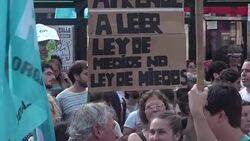 VOICED : Primera protesta multitudinaria contra gobierno de Macri News Clip