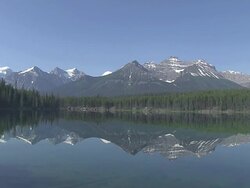 WS View of Bow Range reflected in Herbert Lake / Banff Nationalpark, Alberta, Canada Stock Footage