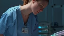 TU Nurse taking care of patient on mechanical breathing support Stock Footage