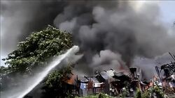 CLEAN : Fire engulfes slum area in Manila News Clip