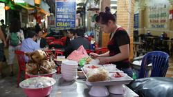 Customers eating at a Hanoi street food restaurant News Clip
