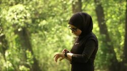 Hijab-wearing woman defies critics with Ironman race News Clip