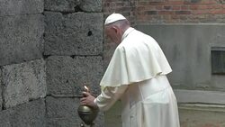 VOICED : Papa reza en Auschwitz por victimas de los nazis News Clip