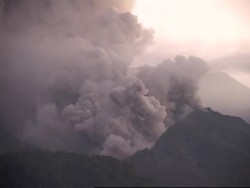 Latest on volcanic eruptions from Mount Merapi News Clip
