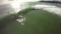 VOICED : Santa Claus surfea en Italia News Clip