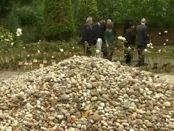 Liza Minelli at the UK Holocaust Centre News Clip