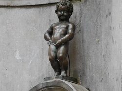 Bronze fountain figure of Manneken Pis (Le Petit Julien) in Brussels Stock Footage