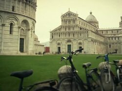 The leaning tower of Pisa in Campo dei Miracoli Stock Footage