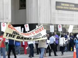 Picketers with signs at Detroit bankruptcy court Stock Footage
