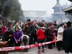 MS PAN Pilgrims burning joss sticks to praying for good luck during Chinese Lunar New Year at Taoist temple / xi'an, shaanxi, china Stock Footage