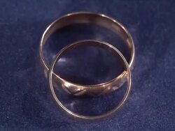 Golden rings rotate Stock Footage