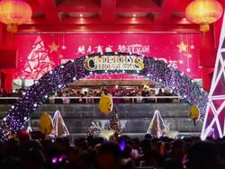 MS Crowds in shopping district during christmas / xi'an, shaanxi, china Stock Footage