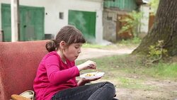 Girl eats fried potatoes on a picnic. Stock Footage