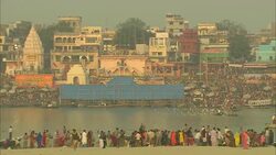Crowds of Hindus gather near a river in India for a mass bathing. Stock Footage