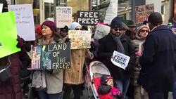CLEAN : New York: First protest in support of the press against Trump News Clip