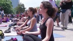 VOICED : Estambul protesta haciendo yoga News Clip