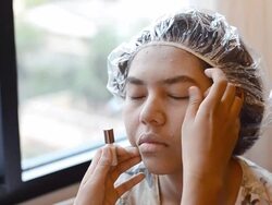 apply an eye primer Stock Footage