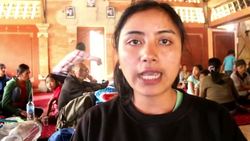 People moved to safety as ash and smoke pour from Indonesia volcano Instructional Video