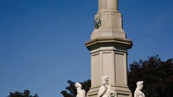 Statue where Lincoln gave the Gettysburg Address Stock Footage