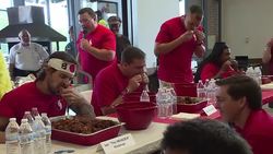 VOICED : Quien puede engullir mas pollo frito News Clip